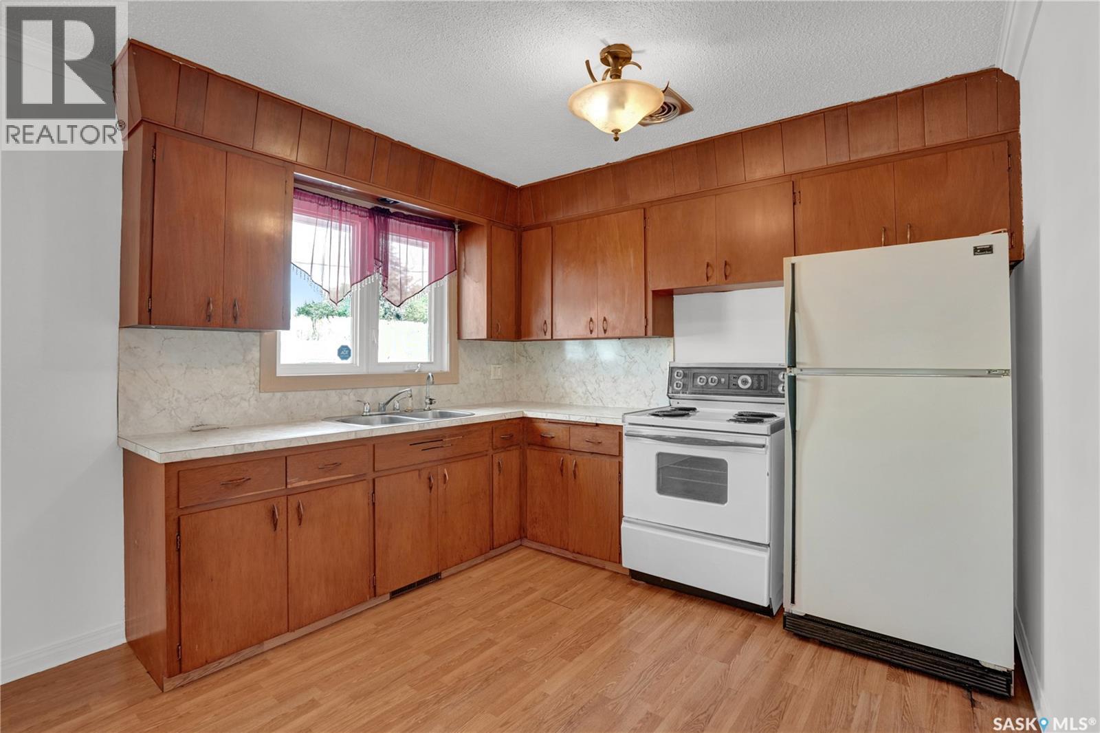 209 Broad Street N, Regina, SK - Indoor Photo Showing Kitchen With Double Sink