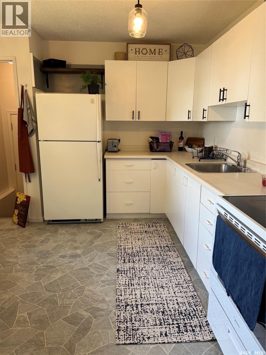 504 4Th Street W, Wilkie, SK - Indoor Photo Showing Kitchen