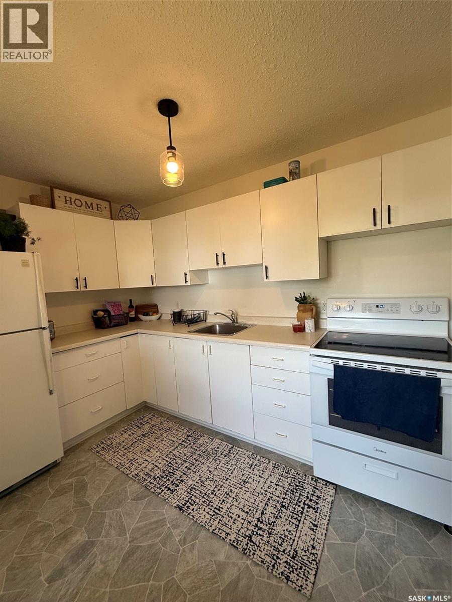 504 4Th Street W, Wilkie, SK - Indoor Photo Showing Kitchen