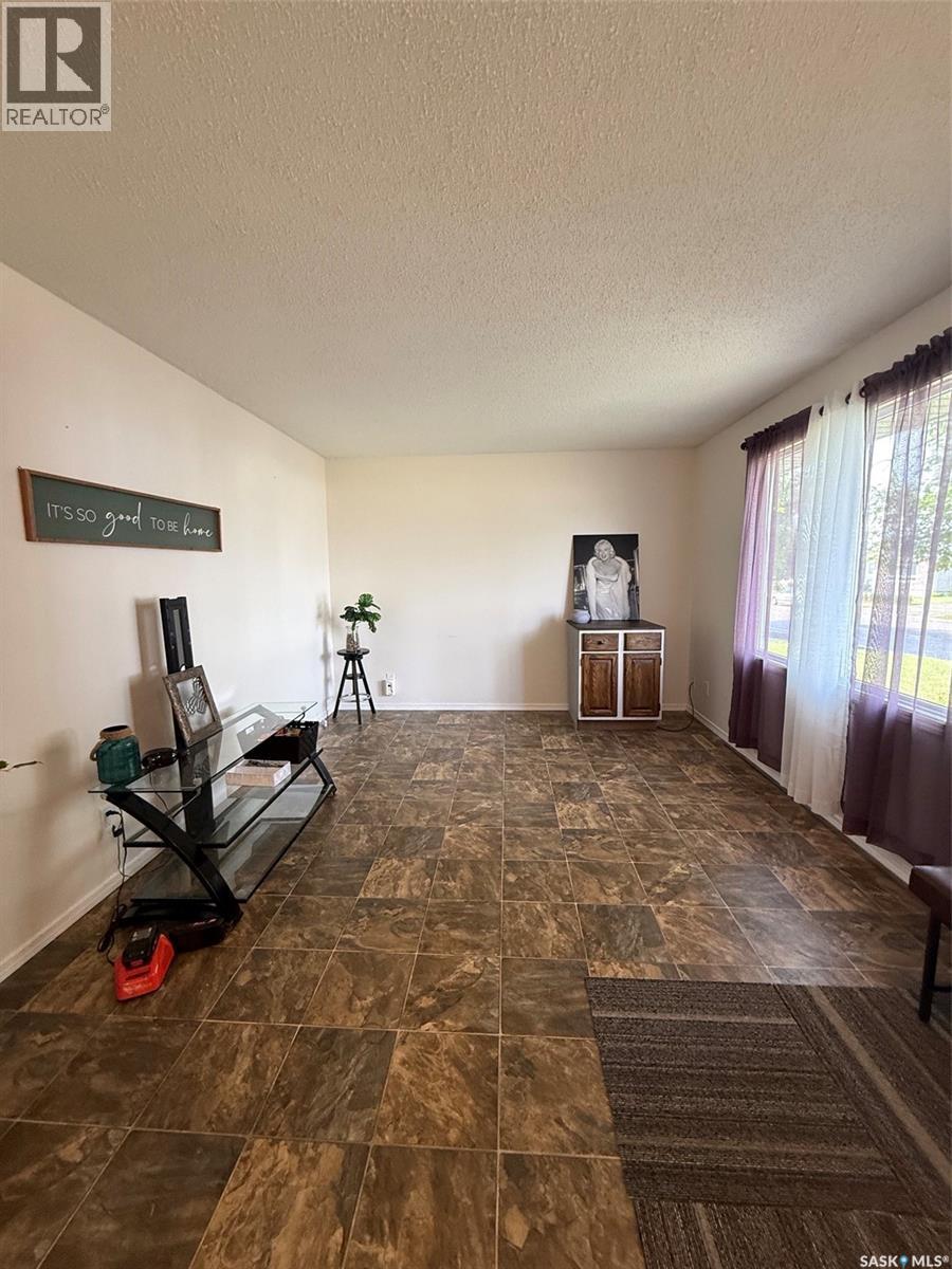 504 4Th Street W, Wilkie, SK - Indoor