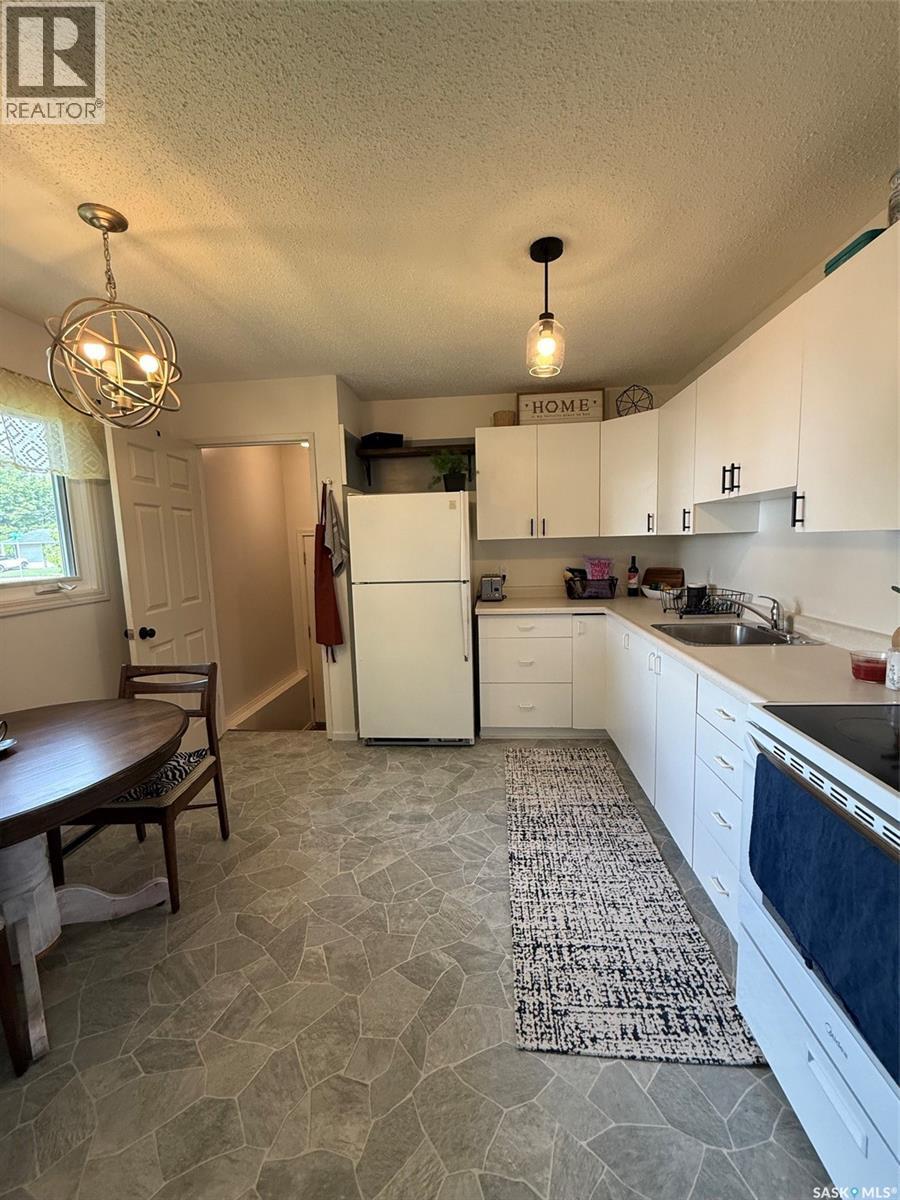 504 4Th Street W, Wilkie, SK - Indoor Photo Showing Kitchen