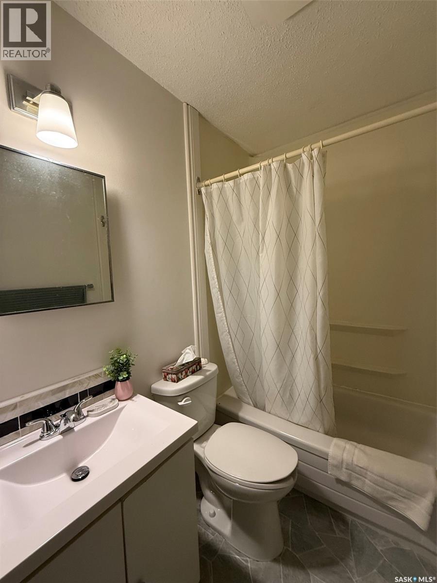 504 4Th Street W, Wilkie, SK - Indoor Photo Showing Bathroom
