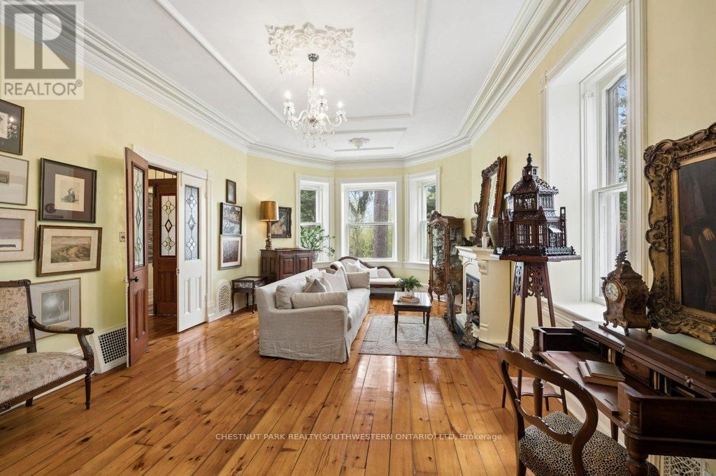 212 Queen Street E, Cambridge, ON - Indoor Photo Showing Living Room