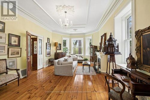 212 Queen Street E, Cambridge, ON - Indoor Photo Showing Living Room
