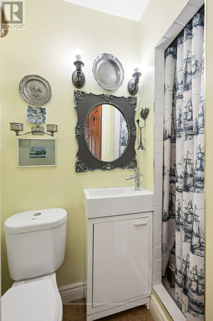 212 Queen Street E, Cambridge, ON - Indoor Photo Showing Bathroom