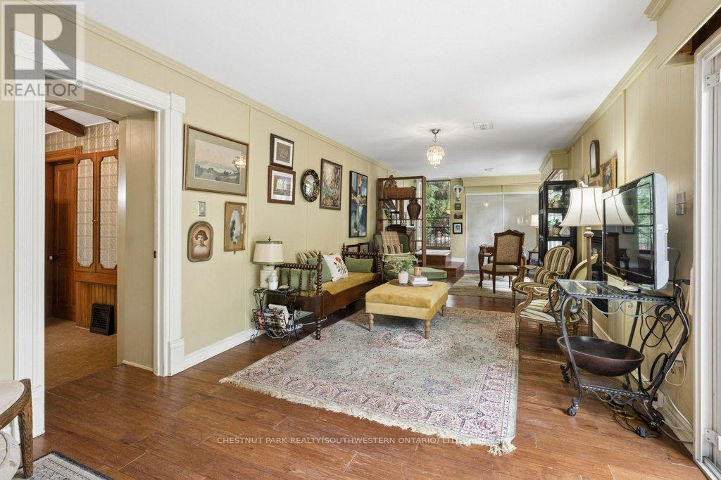 212 Queen Street E, Cambridge, ON - Indoor