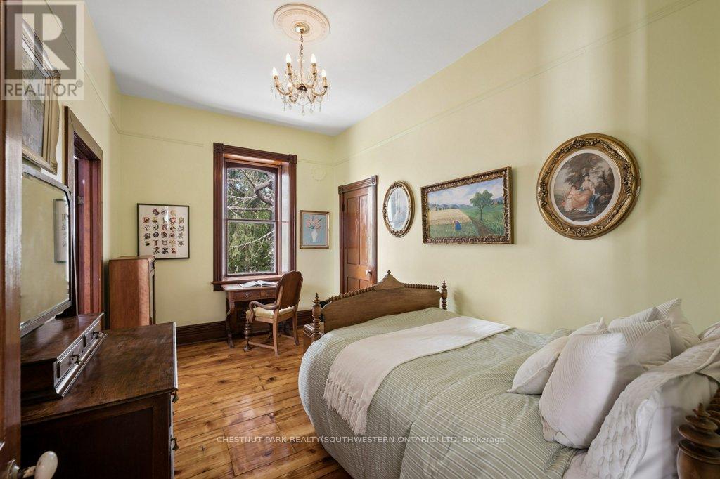 212 Queen Street E, Cambridge, ON - Indoor Photo Showing Bedroom