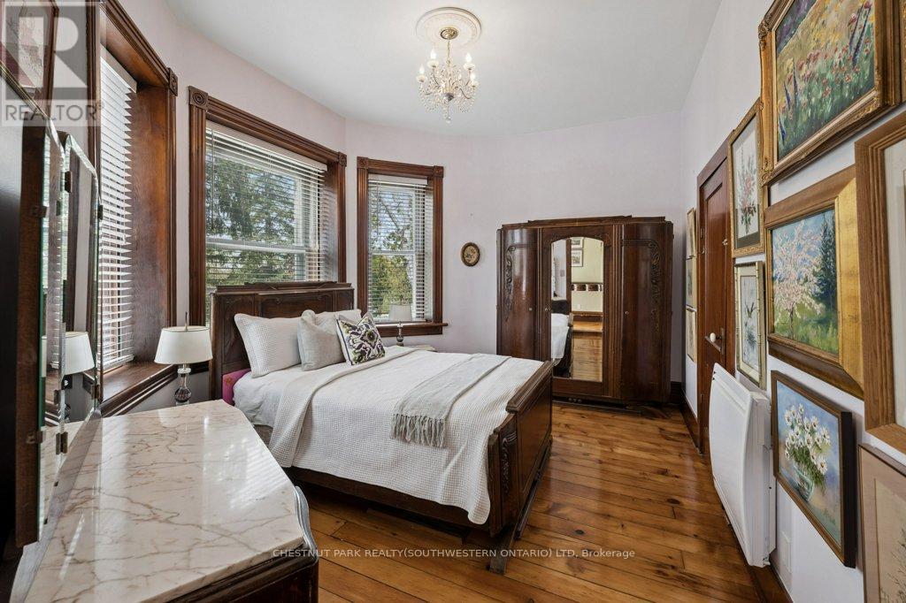 212 Queen Street E, Cambridge, ON - Indoor Photo Showing Bedroom