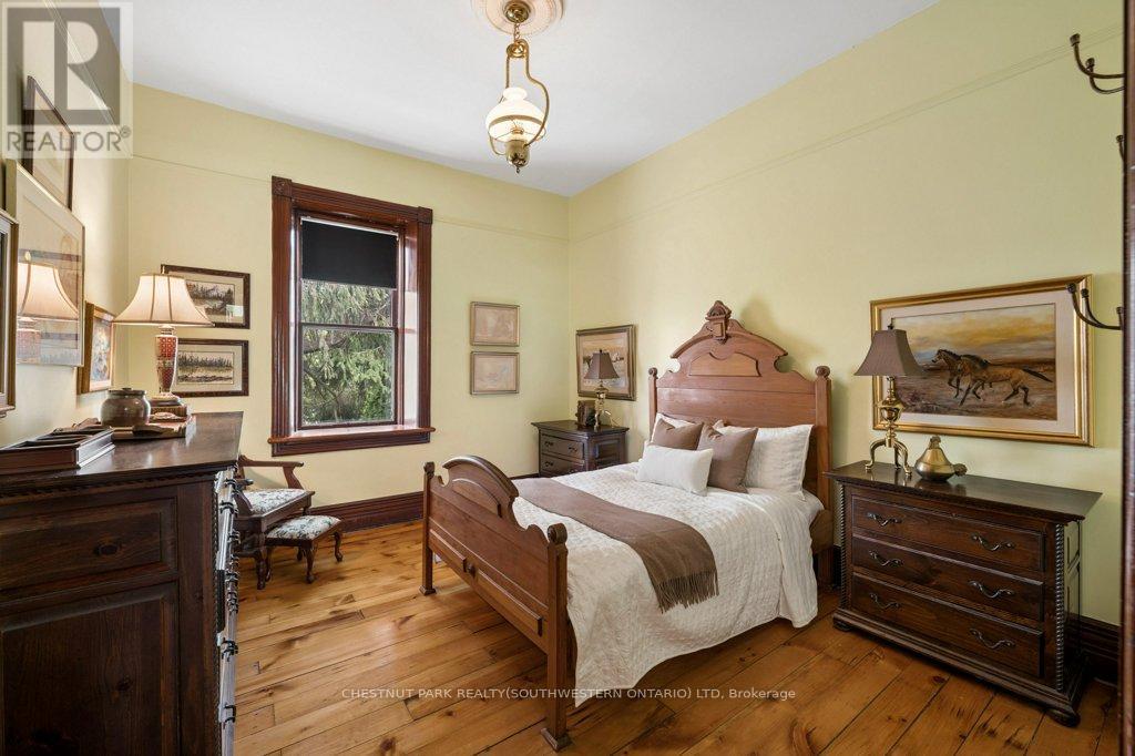 212 Queen Street E, Cambridge, ON - Indoor Photo Showing Bedroom