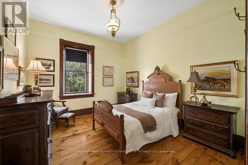 212 Queen Street E, Cambridge, ON - Indoor Photo Showing Bedroom