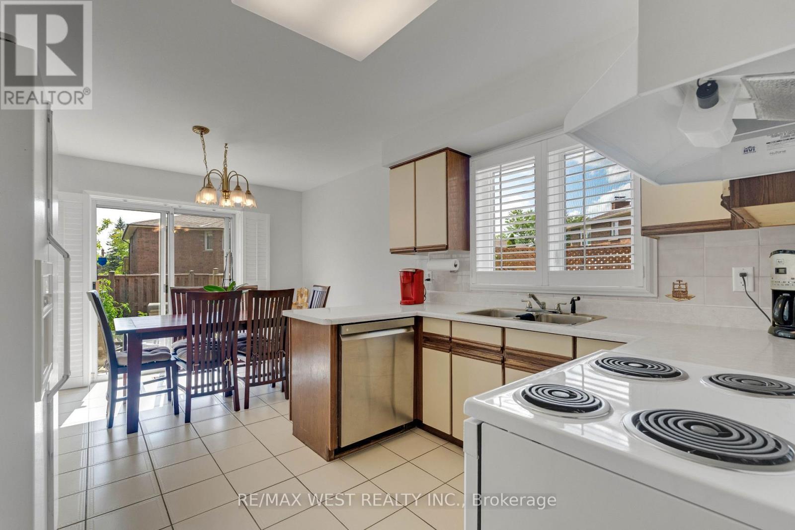 37 Lime Drive, Vaughan, ON - Indoor Photo Showing Kitchen