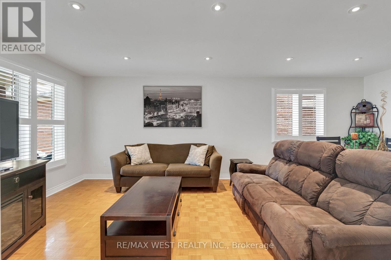 37 Lime Drive, Vaughan, ON - Indoor Photo Showing Living Room