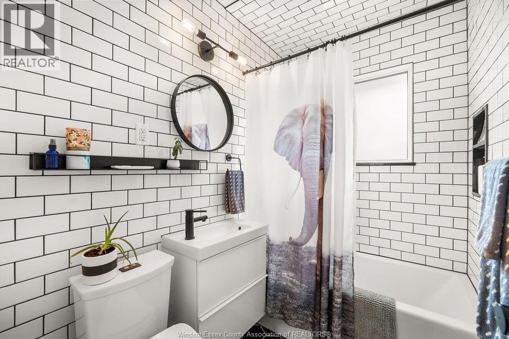 426 Bertha, Windsor, ON - Indoor Photo Showing Bathroom