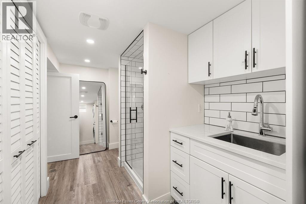 426 Bertha, Windsor, ON - Indoor Photo Showing Kitchen