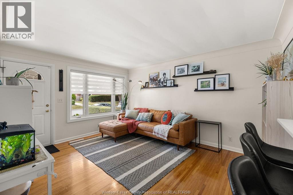 426 Bertha, Windsor, ON - Indoor Photo Showing Living Room