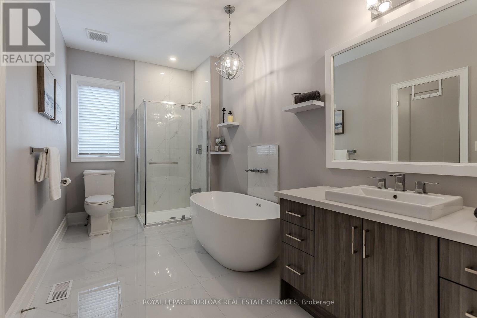 72 Pond View Gate, Hamilton, ON - Indoor Photo Showing Bathroom