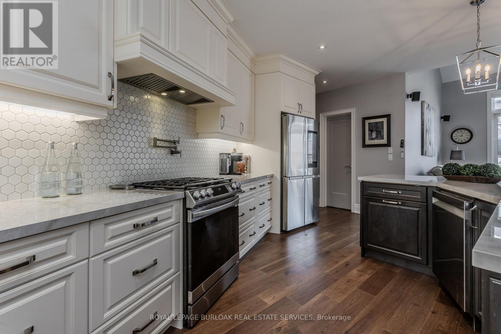 72 Pond View Gate, Hamilton, ON - Indoor Photo Showing Kitchen With Upgraded Kitchen