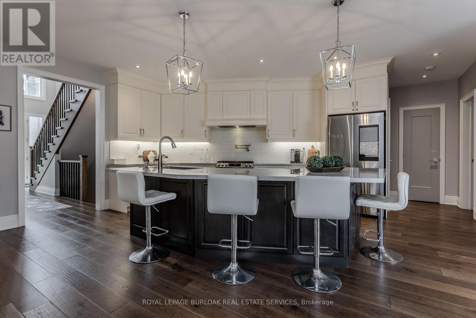 72 Pond View Gate, Hamilton, ON - Indoor Photo Showing Kitchen With Upgraded Kitchen