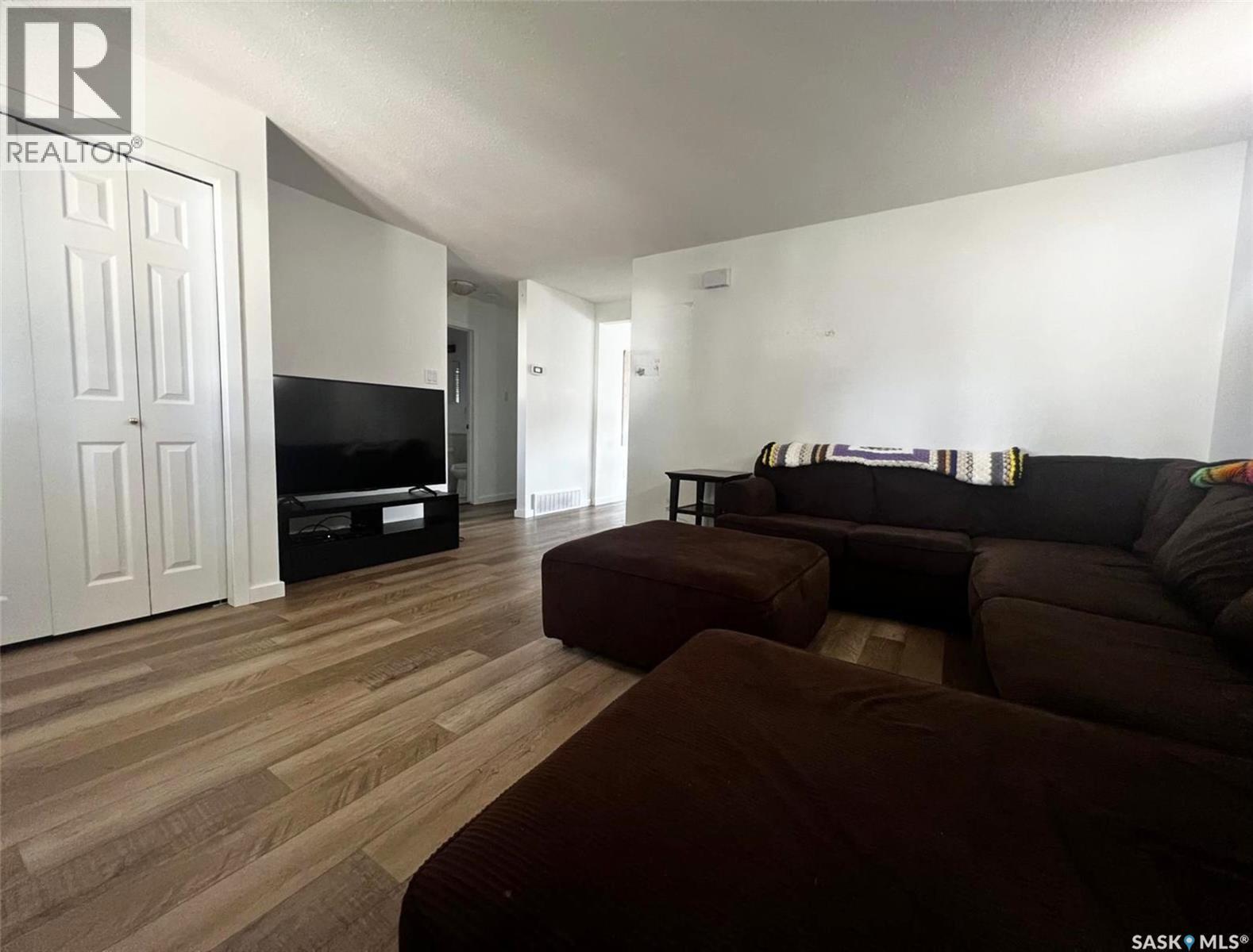 135 5Th Avenue Se, Swift Current, SK - Indoor Photo Showing Living Room