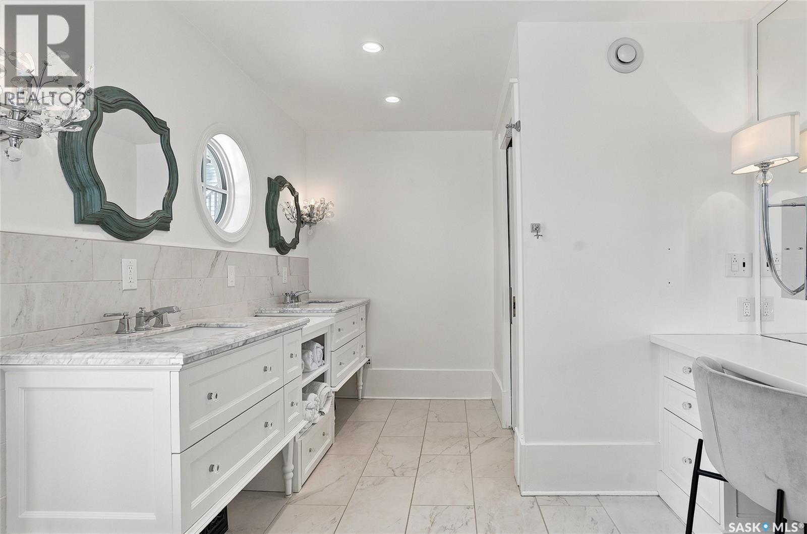 100 Poplar Crescent, Saskatoon, SK - Indoor Photo Showing Bathroom