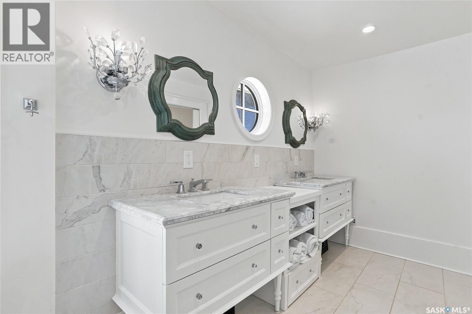 100 Poplar Crescent, Saskatoon, SK - Indoor Photo Showing Bathroom