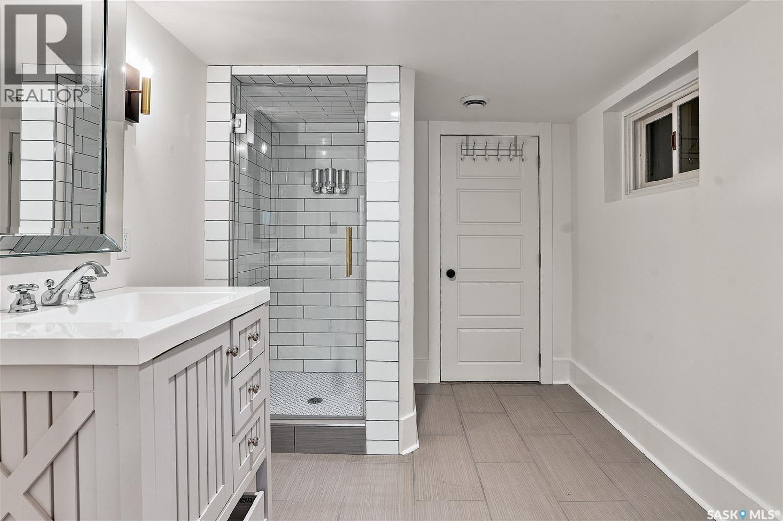 100 Poplar Crescent, Saskatoon, SK - Indoor Photo Showing Bathroom