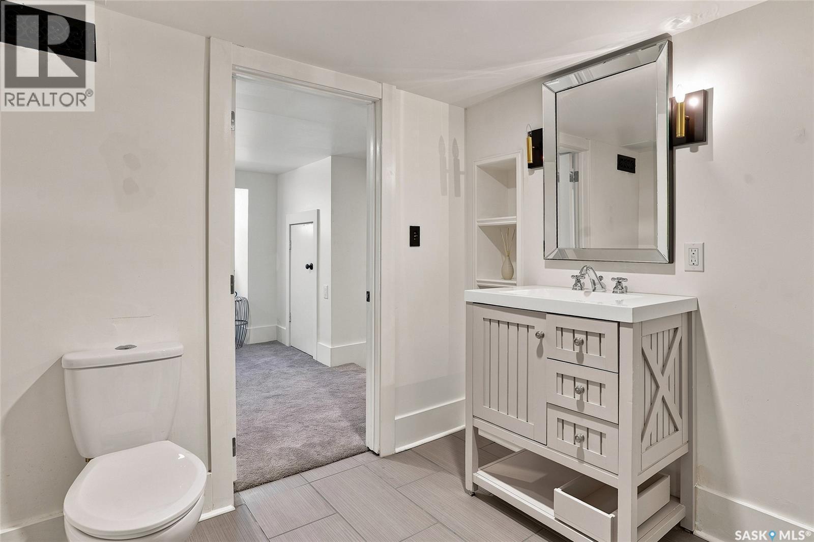 100 Poplar Crescent, Saskatoon, SK - Indoor Photo Showing Bathroom