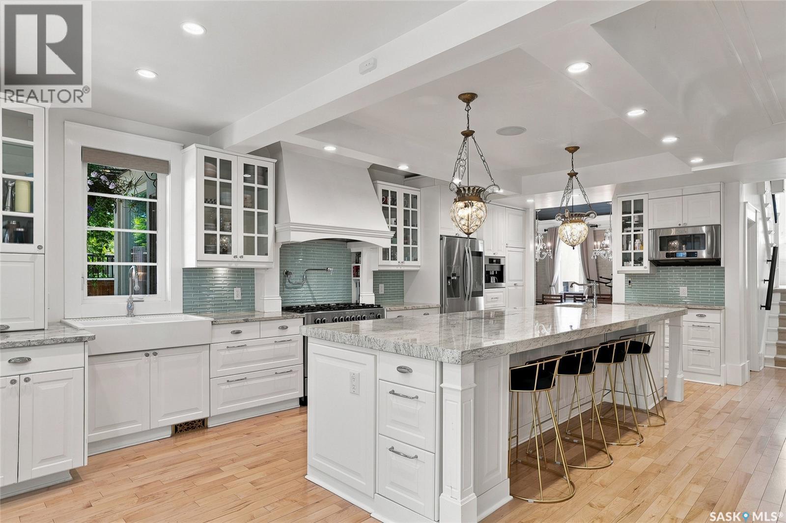 100 Poplar Crescent, Saskatoon, SK - Indoor Photo Showing Kitchen With Upgraded Kitchen