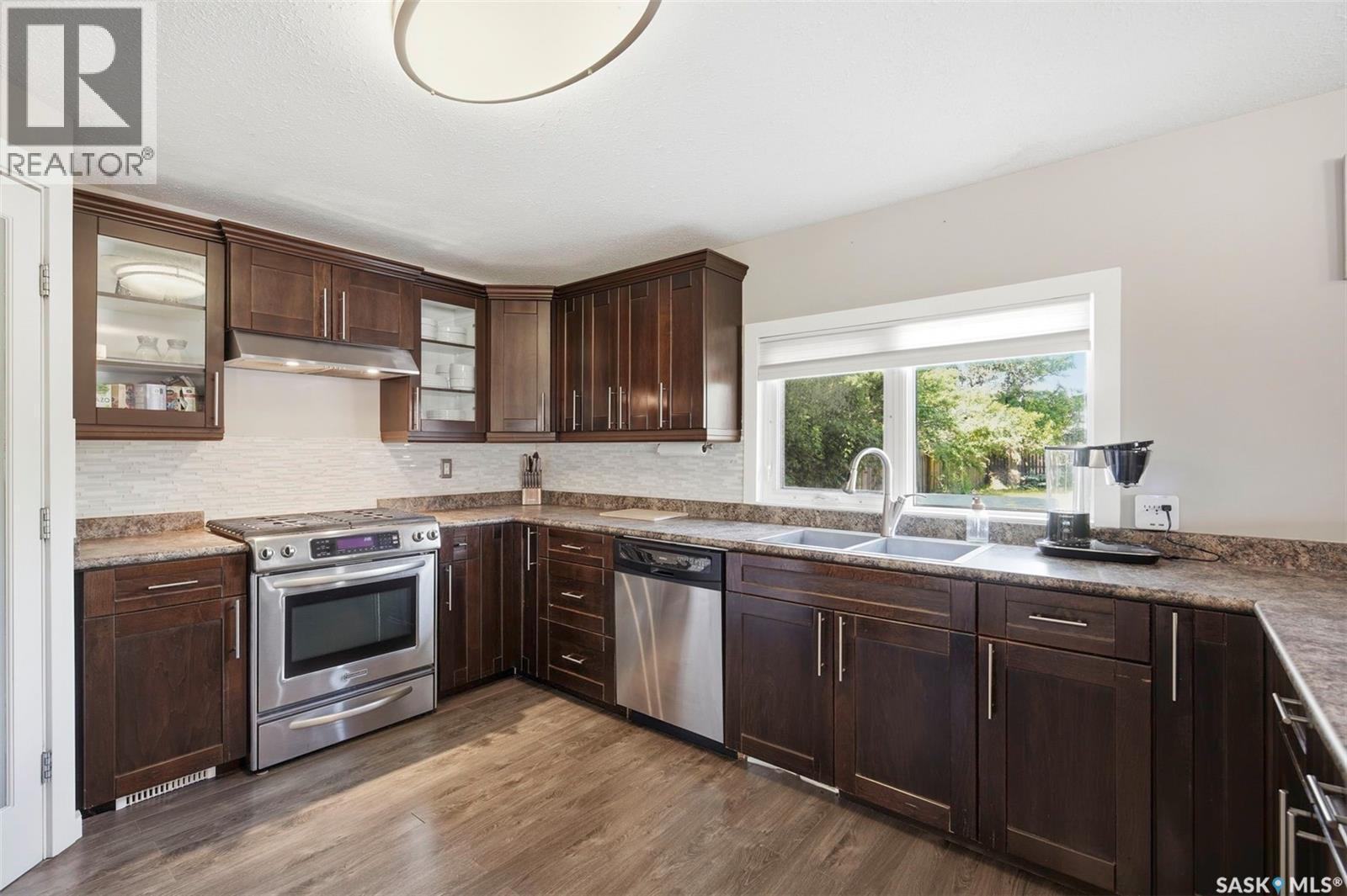 312 3Rd Street W, Warman, SK - Indoor Photo Showing Kitchen With Double Sink With Upgraded Kitchen