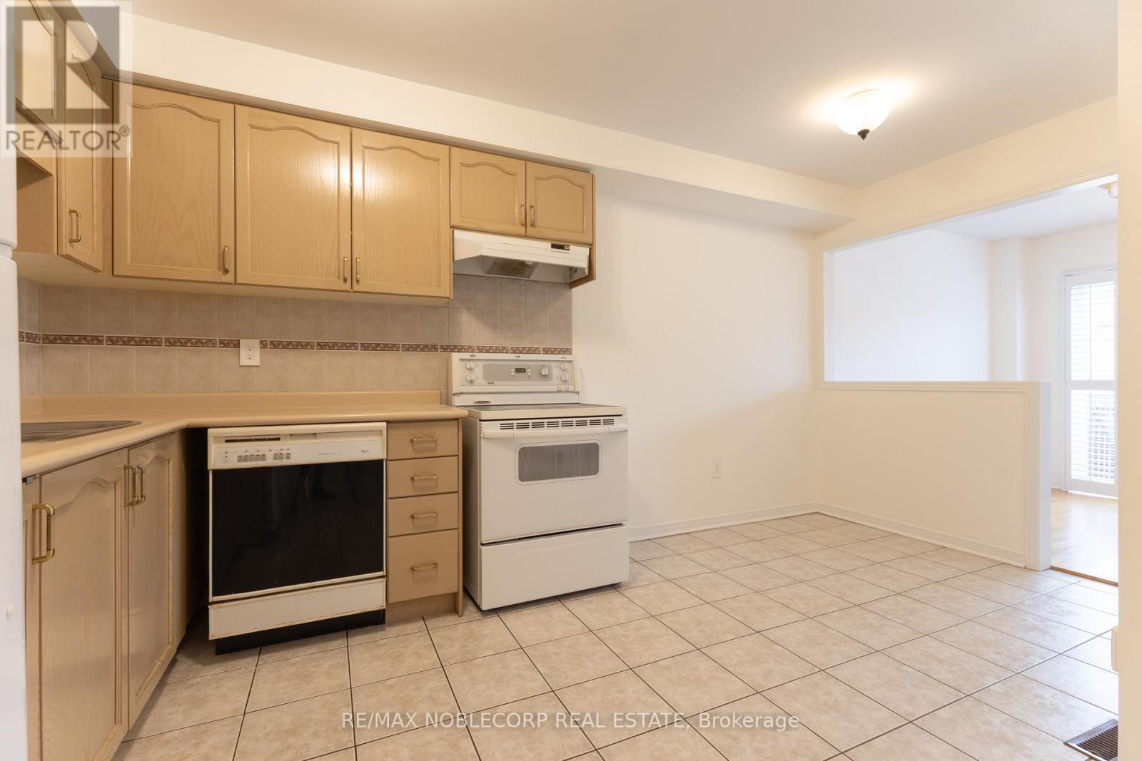Kitchen & Breakfast Area - 28 Opera Place, Vaughan, ON