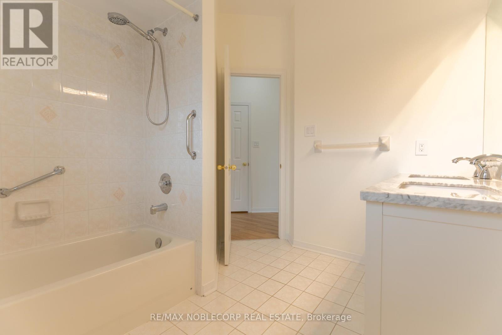 Primary Bedroom Ensuite - 28 Opera Place, Vaughan, ON