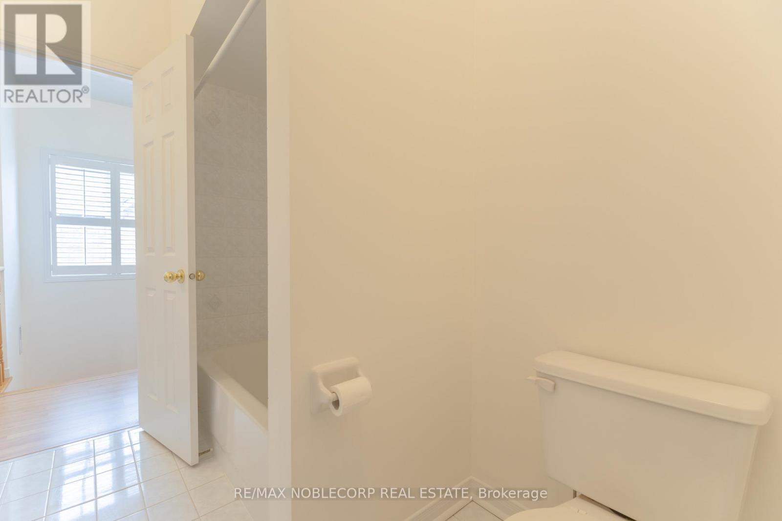 Second Floor Bathroom - 28 Opera Place, Vaughan, ON