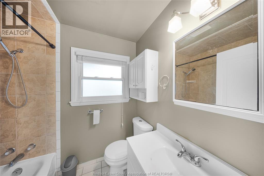 3130 Academy Drive, Windsor, ON - Indoor Photo Showing Bathroom