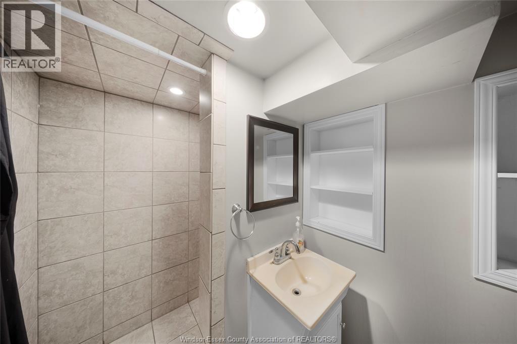 3130 Academy Drive, Windsor, ON - Indoor Photo Showing Bathroom