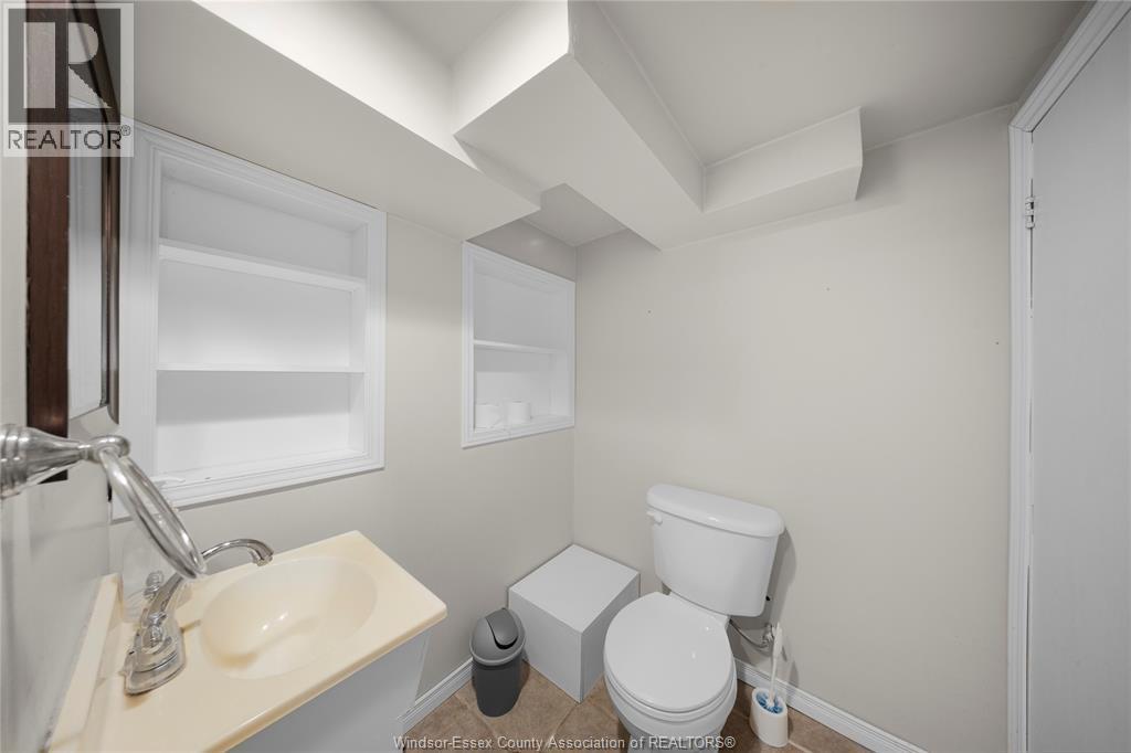 3130 Academy Drive, Windsor, ON - Indoor Photo Showing Bathroom