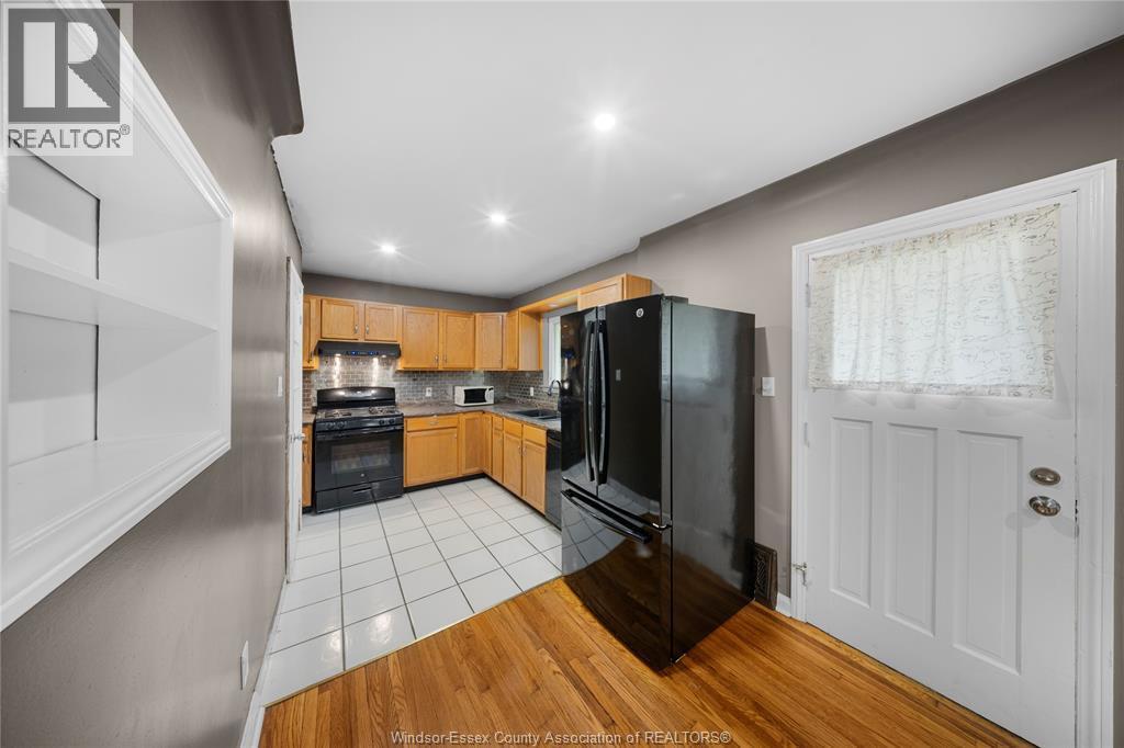 3130 Academy Drive, Windsor, ON - Indoor Photo Showing Kitchen