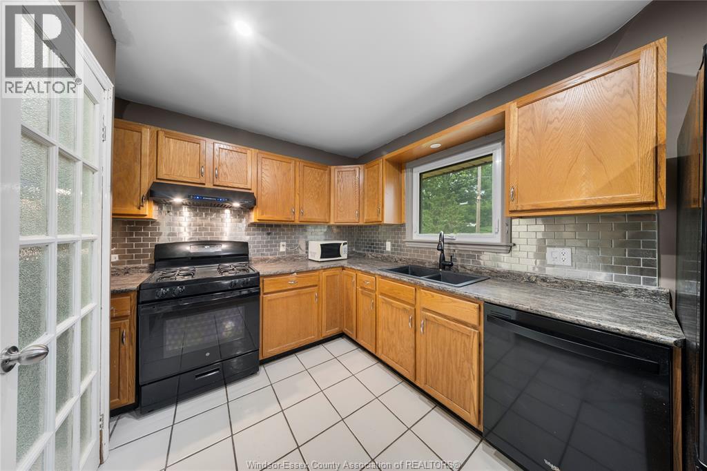 3130 Academy Drive, Windsor, ON - Indoor Photo Showing Kitchen With Double Sink
