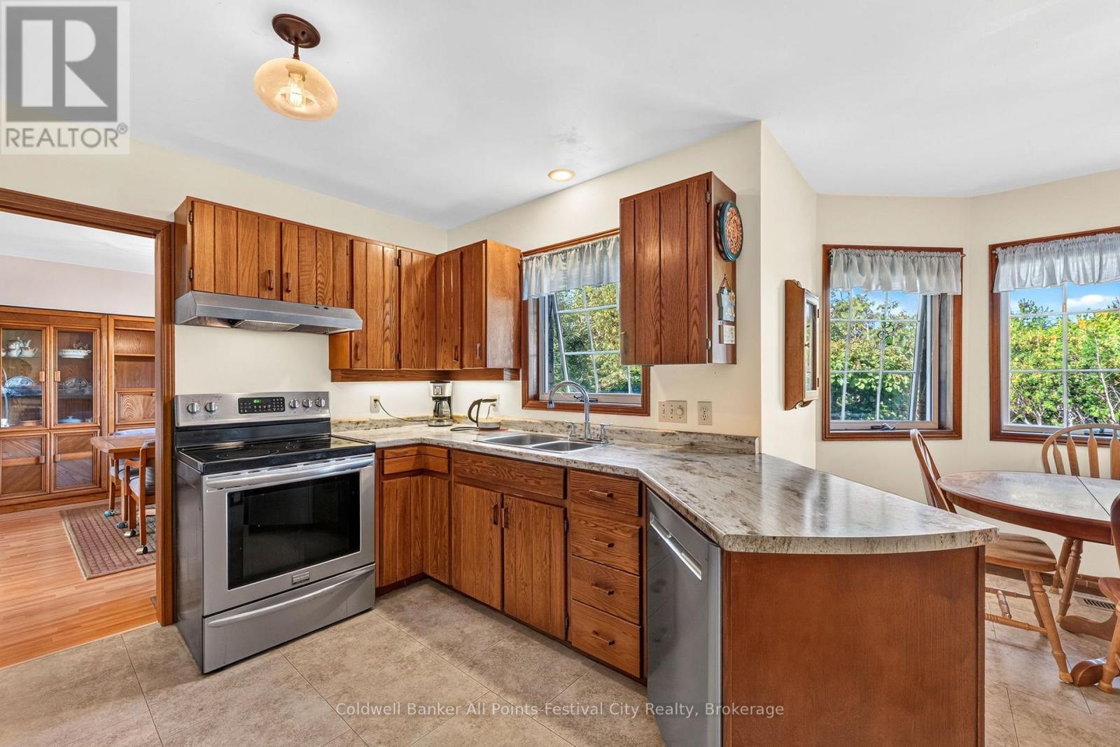 390 Eldon Street S, Goderich (Goderich (Town)), ON - Indoor Photo Showing Kitchen With Double Sink