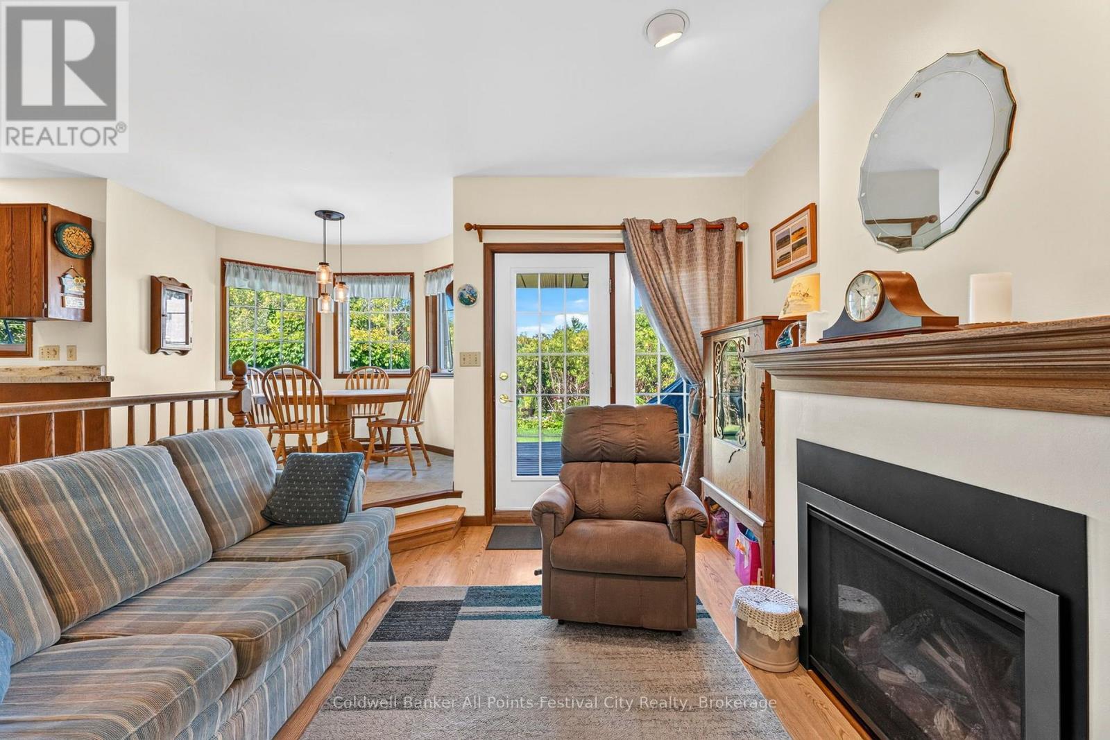 390 Eldon Street S, Goderich (Goderich (Town)), ON - Indoor Photo Showing Living Room With Fireplace