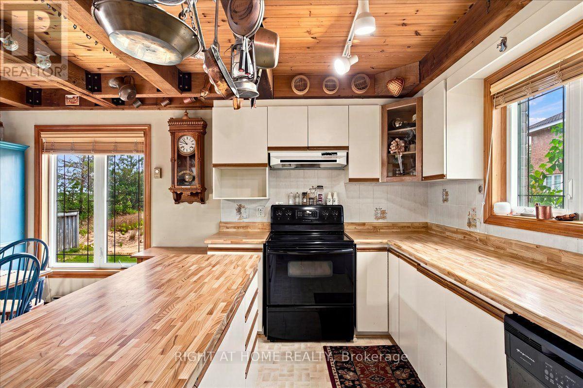 12 James Street, Tiny, ON - Indoor Photo Showing Kitchen