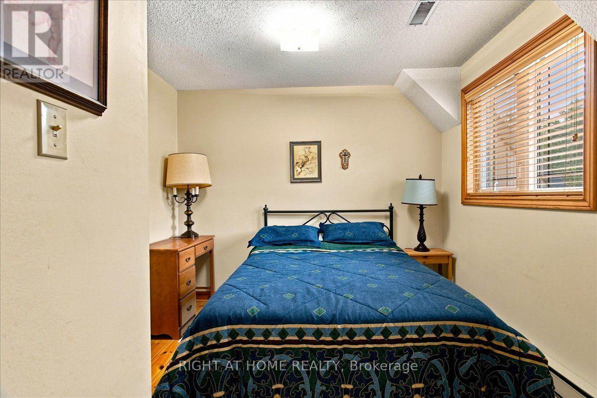 12 James Street, Tiny, ON - Indoor Photo Showing Bedroom