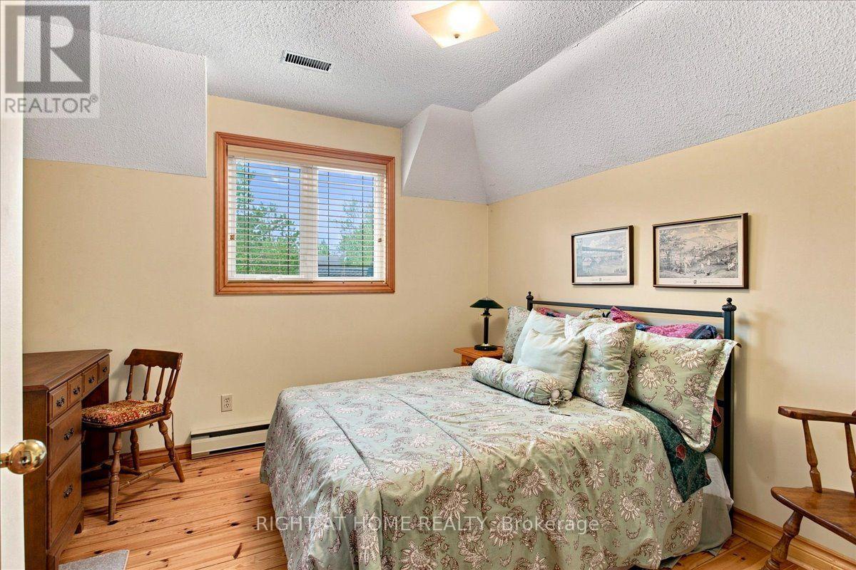 12 James Street, Tiny, ON - Indoor Photo Showing Bedroom
