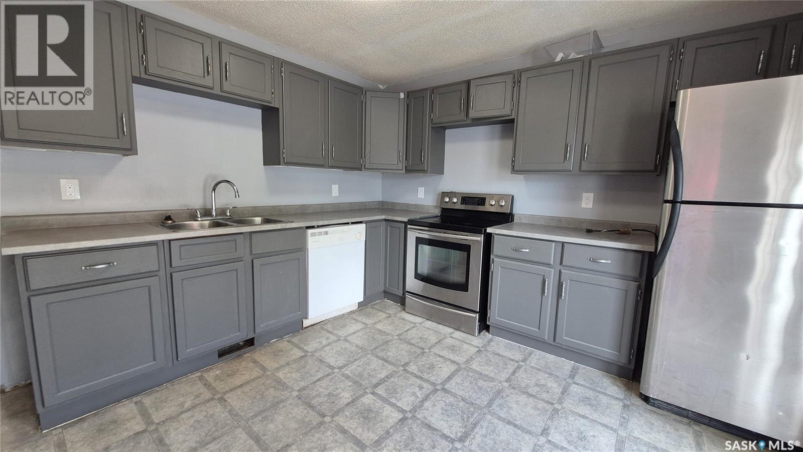 1715 Fleet Street, Regina, SK - Indoor Photo Showing Kitchen With Double Sink