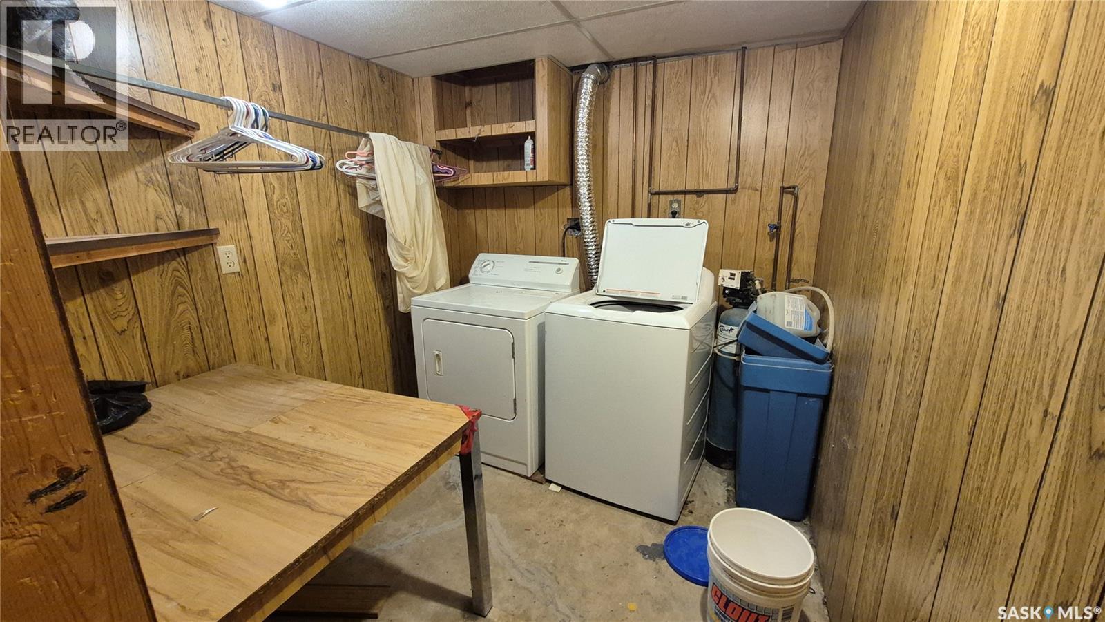 1715 Fleet Street, Regina, SK - Indoor Photo Showing Laundry Room