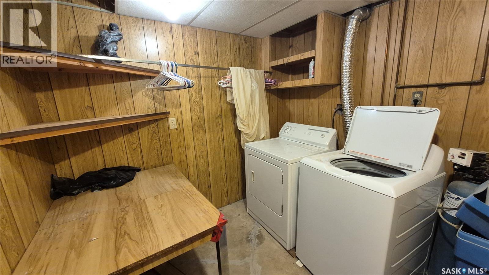 1715 Fleet Street, Regina, SK - Indoor Photo Showing Laundry Room