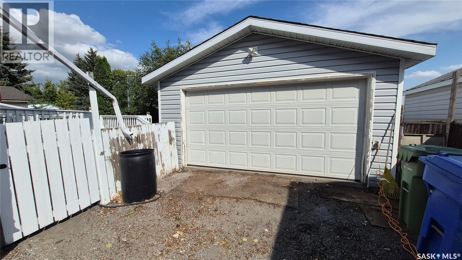 1715 Fleet Street, Regina, SK - Outdoor With Exterior
