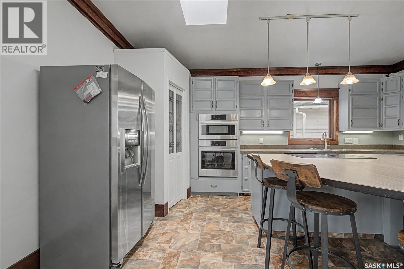1037 Chestnut Avenue, Moose Jaw, SK - Indoor Photo Showing Kitchen With Double Sink With Upgraded Kitchen