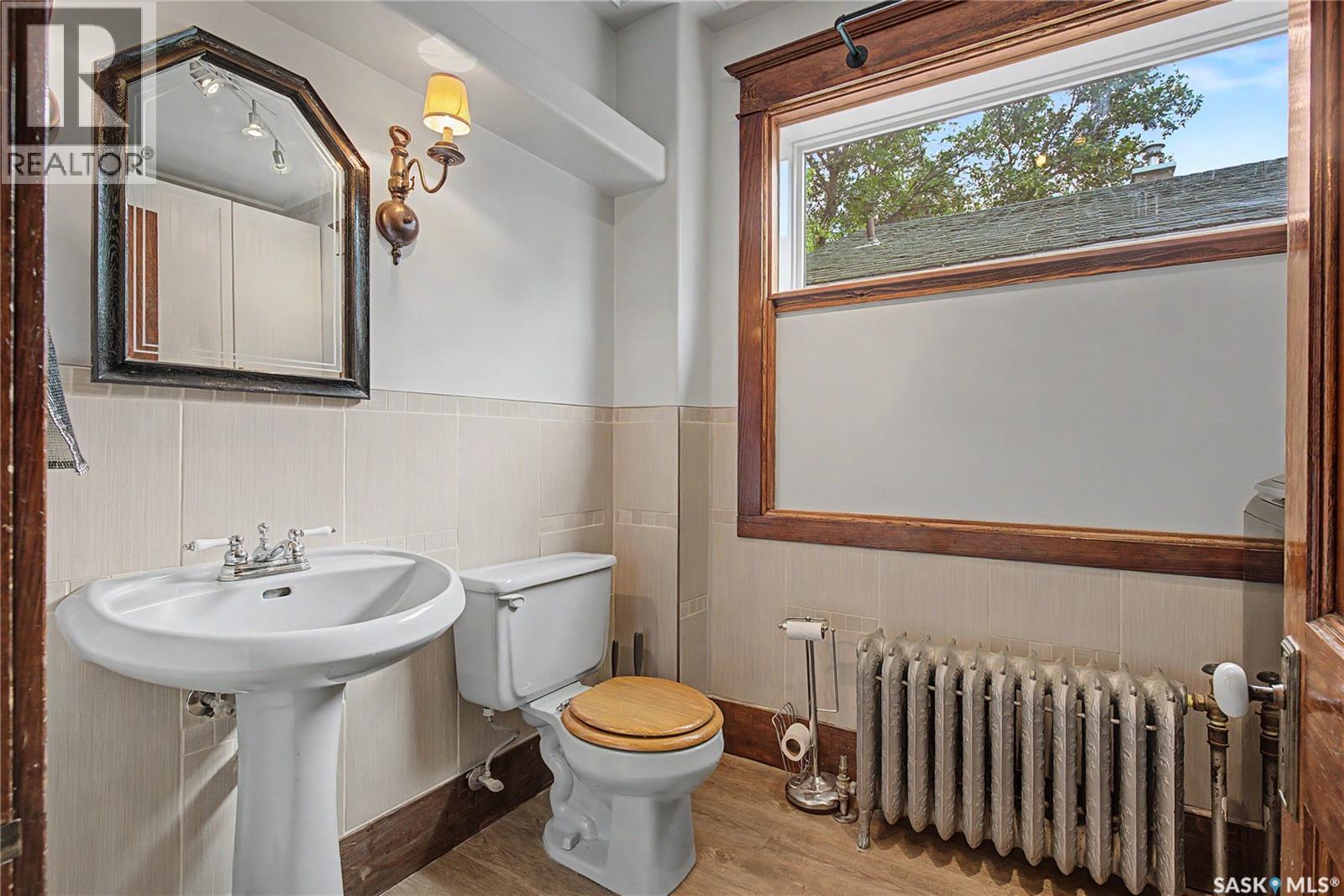 1037 Chestnut Avenue, Moose Jaw, SK - Indoor Photo Showing Bathroom