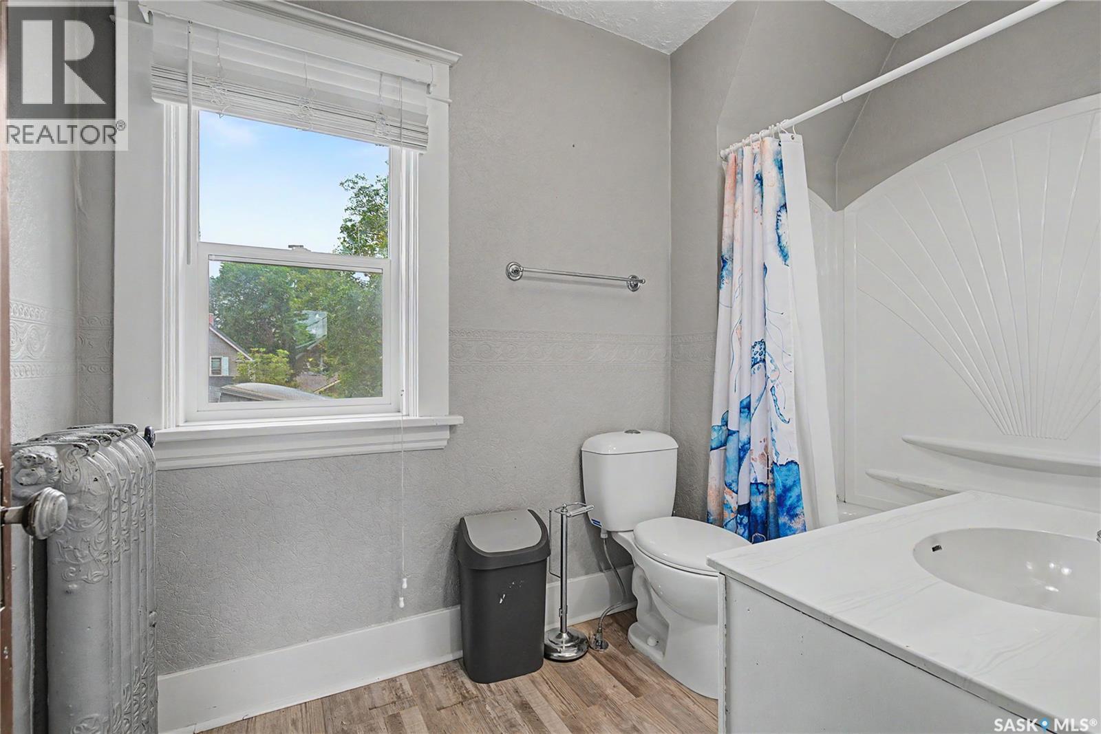 1037 Chestnut Avenue, Moose Jaw, SK - Indoor Photo Showing Bathroom
