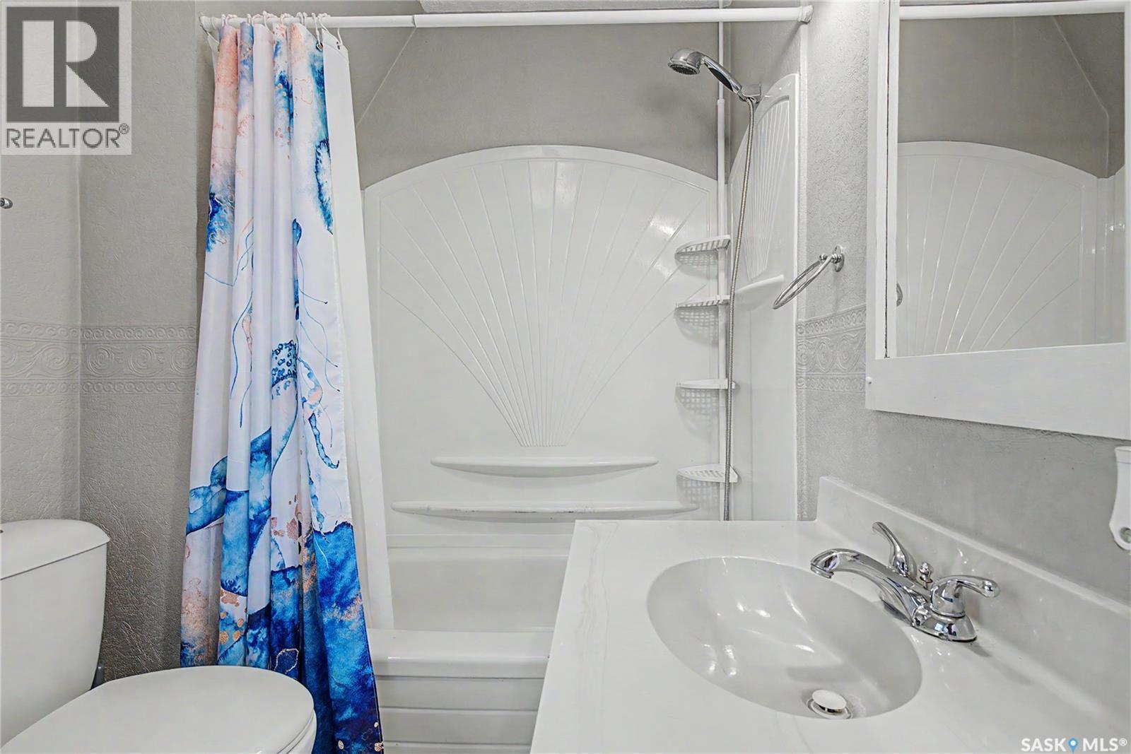 1037 Chestnut Avenue, Moose Jaw, SK - Indoor Photo Showing Bathroom